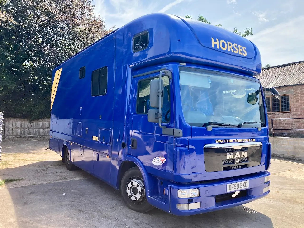 7.5T three-horse lorry with living available for self-drive hire